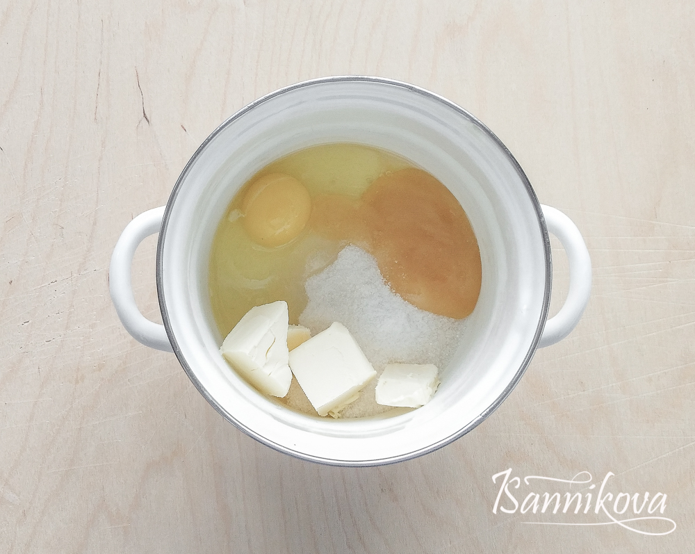 В кастрюле соединяем яйца, сахар, соль, сливочное масло и мёд