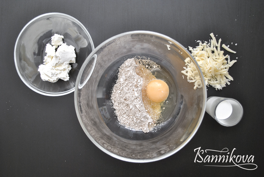 Соединяем муку, яйцо и соль для льняных вафель