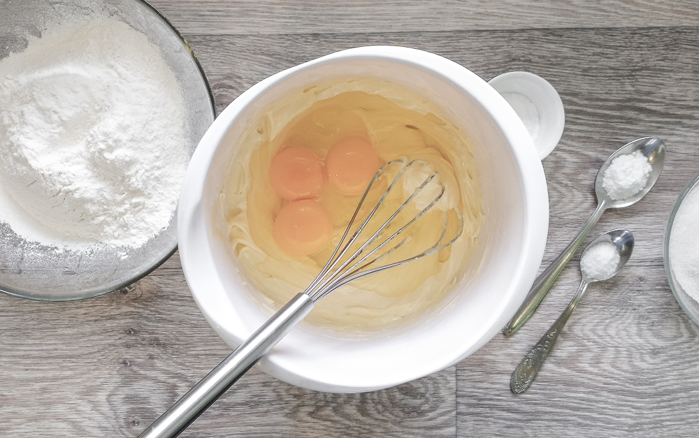 Во взбитое масло вводим яйца для бельгийских вафель