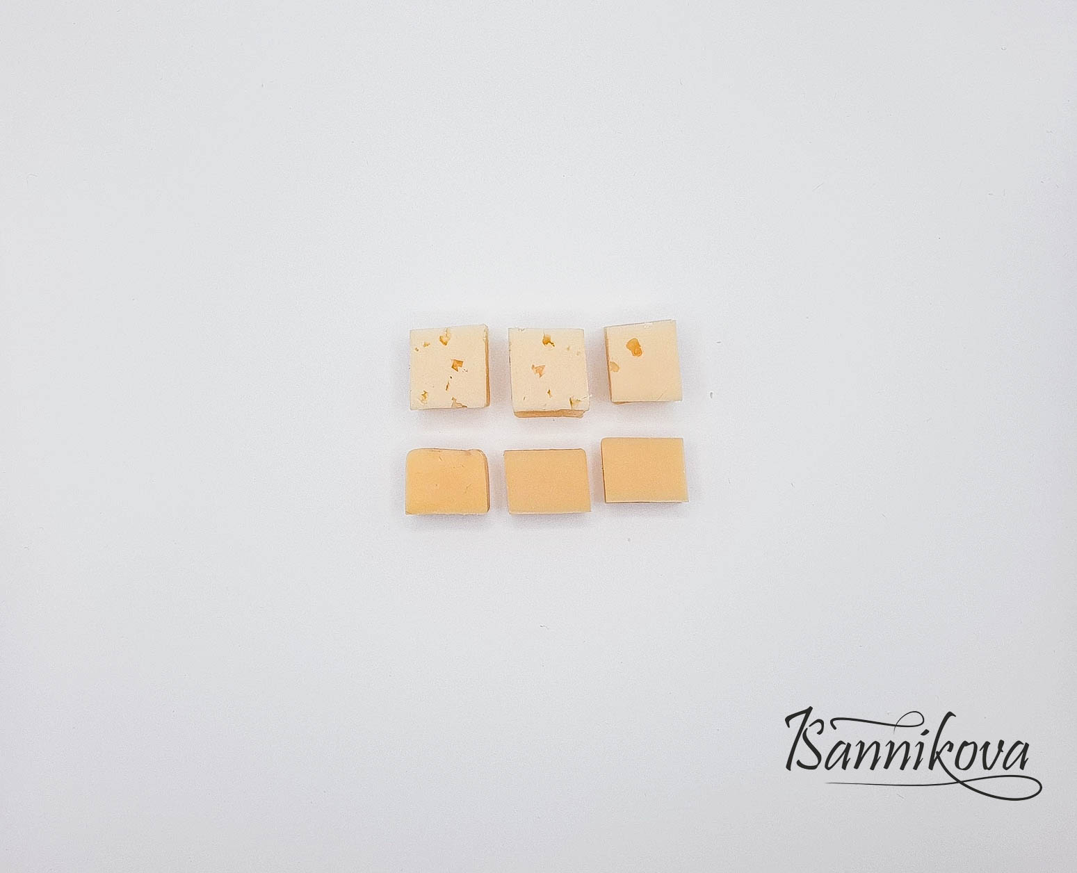Сыр порезать кубиком среднего размера