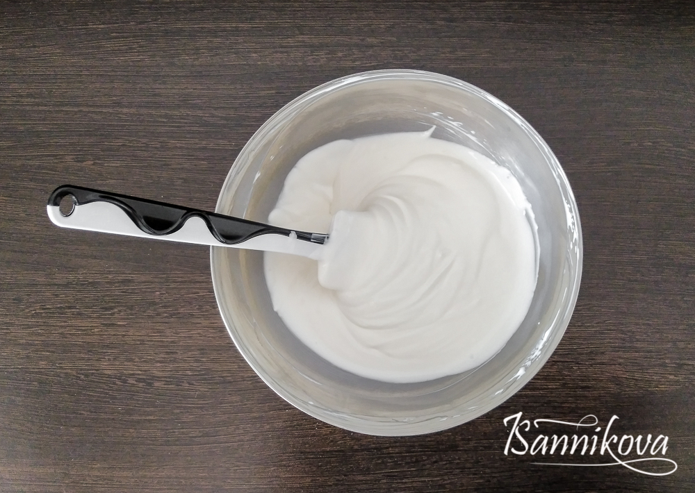Сметану, йогурт и ванилин смешиваем лопаткой