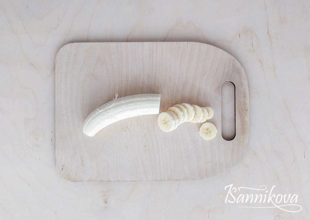Банан режем кружками, толщиной 5 мм