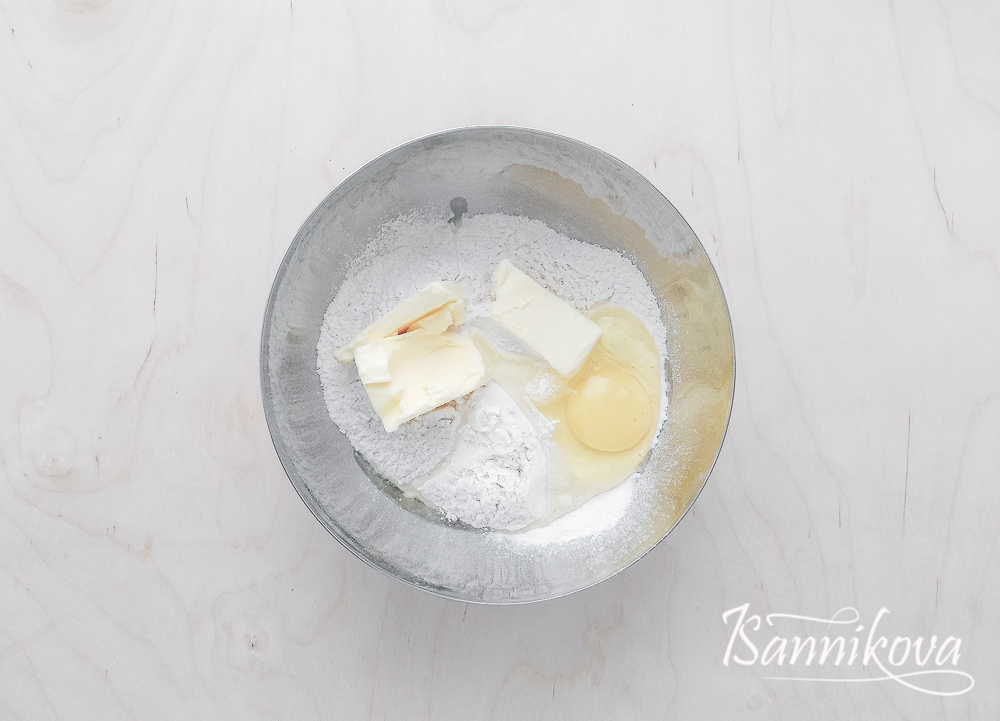 В чашу просеять муку, добавить сливочное масло комнатной температуры, яйцо и соль