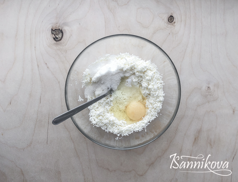 К творогу добавить яйцо, соль, сахар и ванилин