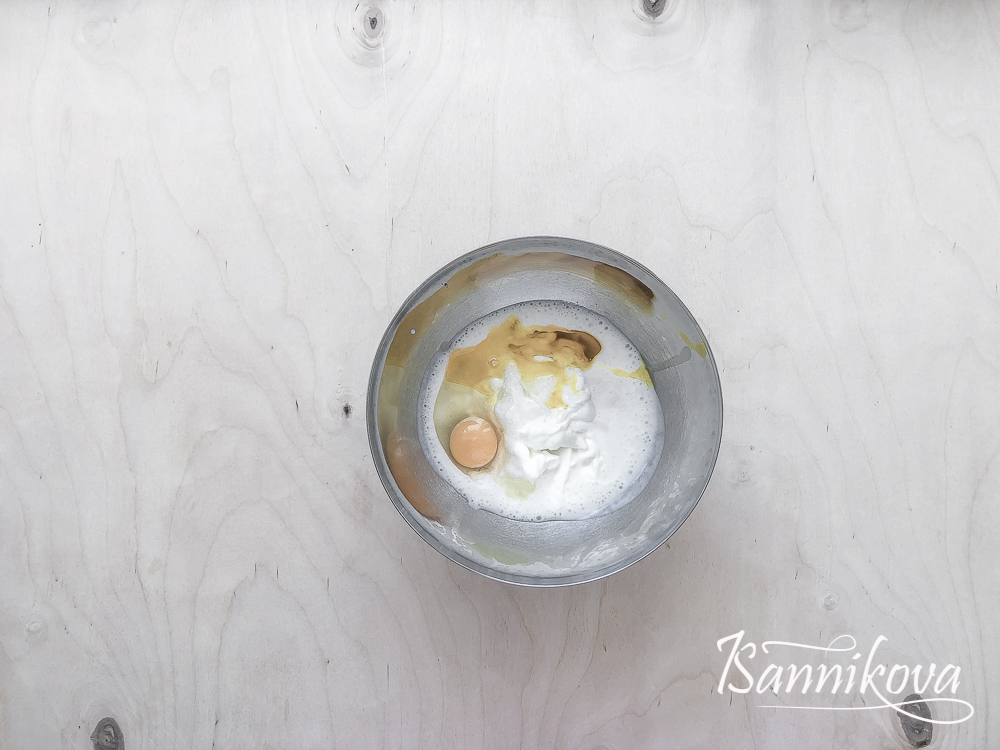 В чаше соединить кефир, йогурт, яйцо, соль и сахар